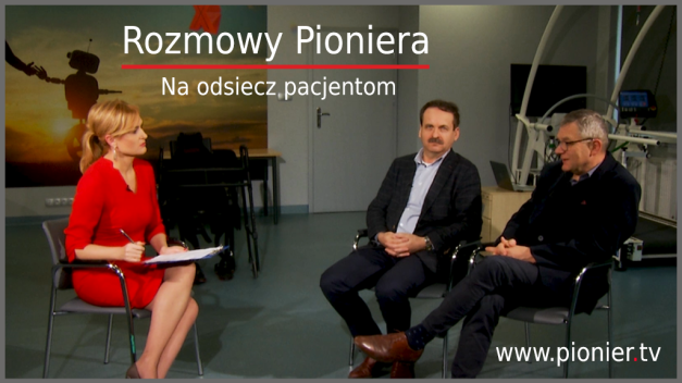 Rozmowy Pioniera: Na odsiecz pacjentom. Kobieta w czerwonej sukience i dwaj mężczyźni siedzą na krzesłach.