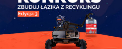 Konkurs "Zbuduj łazika z recyklingu", edycja 3. Łazik z robotycznym ramieniem podnosi pojemnik na zużyty sprzęt.