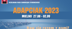 Plakat informuje o wydarzeniu "ADAPCIAK 2023" Politechniki Świętokrzyskiej w Mielnie od 27.08 do 02.09.