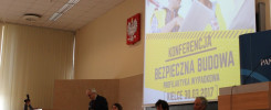 Konferencja "Bezpieczna Budowa" w Kielcach 30.03.2017. Na ekranie projektora widoczni są ludzie w kaskach.