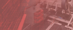 Maszyna przemysłowa z elementami mechanicznymi i cyfrowym wzorem. Kontekst: produkcja, technologia.