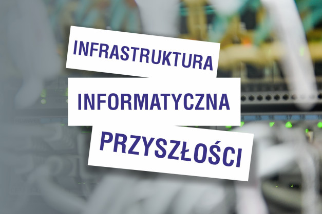 Napisy "Infrastruktura informatyczna przyszłości" na tle serwerowni. Kluczowe obiekty: napisy, serwerownia.