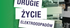 Trzy białe prostokąty z tekstem "DRUGIE ŻYCIE ELEKTROODPADÓW" na tle sterty zużytego sprzętu komputerowego.