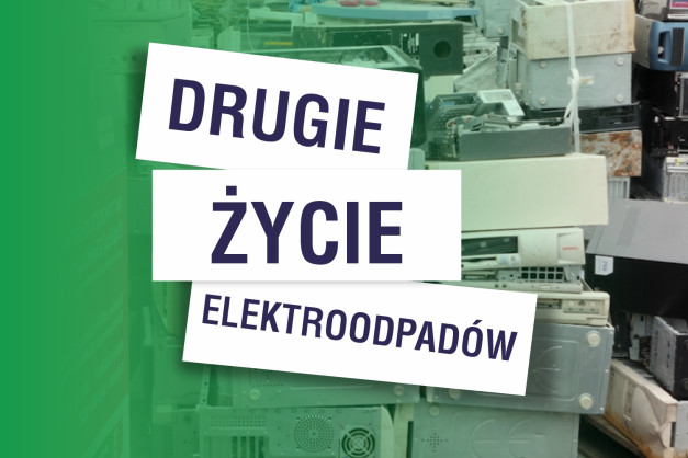 Trzy białe prostokąty z tekstem "DRUGIE ŻYCIE ELEKTROODPADÓW" na tle sterty zużytego sprzętu komputerowego.