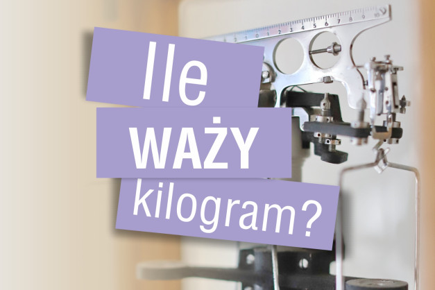 Napis "Ile waży kilogram?" na tle wagi laboratoryjnej. Kluczowe obiekty: waga, napis. Kontekst: pytanie o wagę.