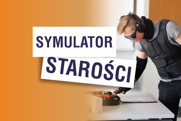 Symulator Starości. Mężczyzna w kamizelce i goglach pochyla się nad stołem.