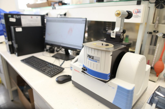 Sprzęt laboratoryjny: spektrometr, komputer, klawiatura, mysz. Kontekst: laboratorium badawcze.