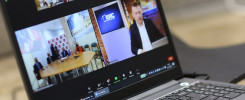 Laptop z widokiem na wideokonferencję Zoom.