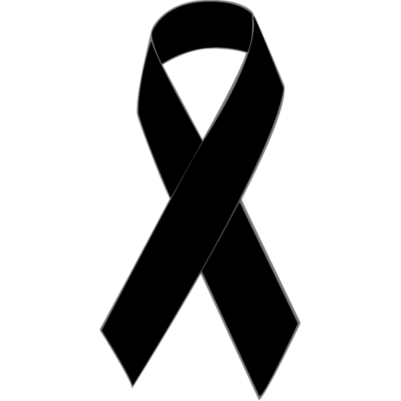 Czarna wstążka symbolizuje żałobę, protest lub solidarność. Kluczowy obiekt: wstążka. Kontekst: symboliczny.