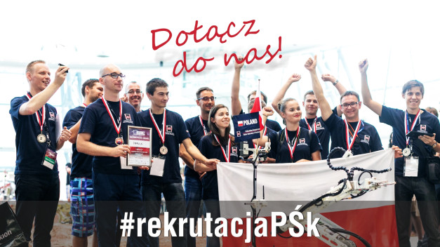 Grupa młodych ludzi w koszulkach z logo, z medalami i dyplomem, trzymająca flagę Polski.