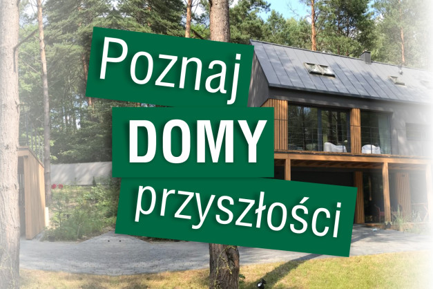 Zielone napisy "Poznaj DOMY przyszłości" na tle nowoczesnego domu w otoczeniu drzew.