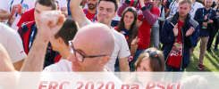 Ludzie na zewnątrz, niektórzy klaszczą. W tle budynki i drzewa. Kontekst: wydarzenie ERC 2020 na Politechnice Świętokrzyskiej.