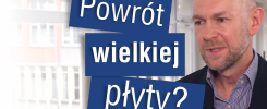 Mężczyzna w garniturze i koszuli. Na niebieskich tablicach napis: "Powrót wielkiej płyty?". Kontekst: wywiad.