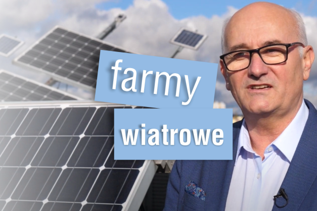 Mężczyzna w okularach stoi na tle farmy fotowoltaicznej. Napisy "farmy" i "wiatrowe" na niebieskich prostokątach.