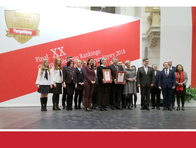 Grupa osób odbiera nagrody na scenie. W tle widnieje napis "Final XX Ogólnopolskiego Rankingu Liceów i Techników Perspektywy