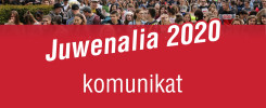 Tłum ludzi na ulicy. Napis "Juwenalia 2020 komunikat". Kontekst: wydarzenie studenckie.