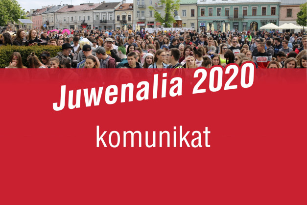 Tłum ludzi na ulicy. Napis "Juwenalia 2020 komunikat". Kontekst: wydarzenie studenckie.