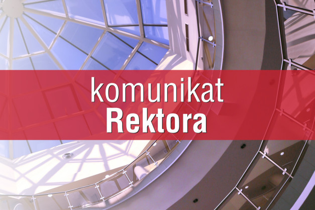 Komunikat Rektora. Wnętrze budynku z przeszklonym dachem i balustradą.