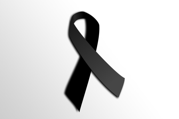 Czarna wstążka symbol żałoby. Kluczowy obiekt: wstążka. Kontekst: symbol żałoby.