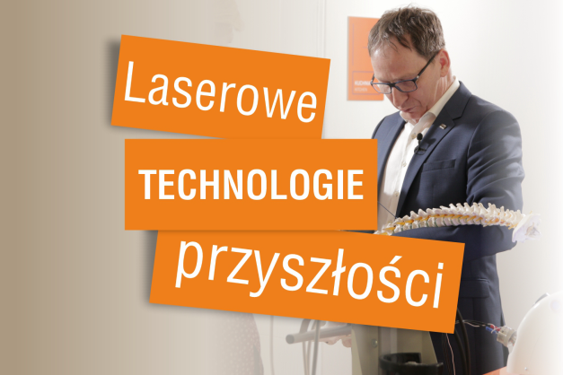 Mężczyzna w garniturze prezentuje model kręgosłupa. Napisy: "Laserowe Technologie Przyszłości".