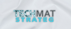 Napisy "TECHMAT STRATEG" na białym, pofałdowanym tle. Litery mają trójwymiarowy efekt.