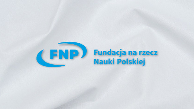 Logo FNP i napis "Fundacja na rzecz Nauki Polskiej" na białym, pofałdowanym tle.
