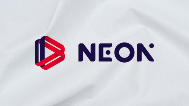 Logo NEON z symbolem odtwarzania w kolorach czerwonym i granatowym.