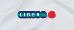 Napis "LIDER" na tle z białej tkaniny. Obok napis znajduje się czerwone koło.