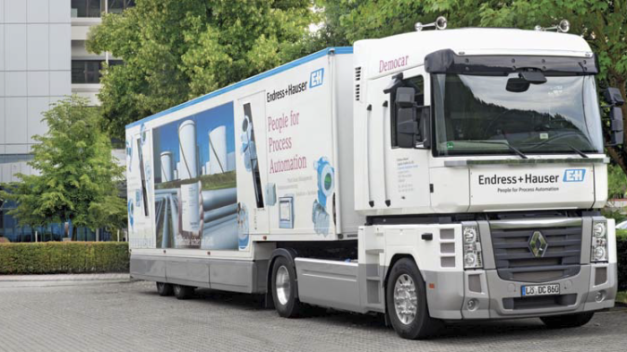 Ciężarówka z naczepą "Democar" firmy Endress+Hauser. Naczepa reklamuje "People for Process Automation".