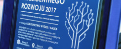 Polska Nagroda Inteligentnego Rozwoju 2017. Kluczowe obiekty: tablica z tekstem, symbol żarówki z obwodem drukowanym.