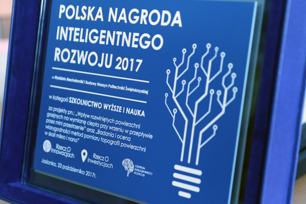 Polska Nagroda Inteligentnego Rozwoju 2017. Kluczowe obiekty: tablica z tekstem, symbol żarówki z obwodem drukowanym.