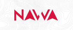 Czerwony napis "NAVA" na tle mapy topograficznej.