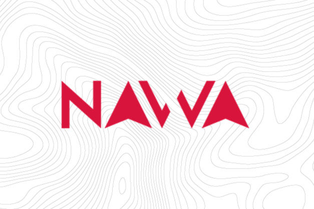 Czerwony napis "NAVA" na tle mapy topograficznej.