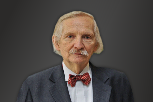 Portret starszego mężczyzny w garniturze i muszce. Kluczowe obiekty: mężczyzna, garnitur, muszka. Kontekst: portret.