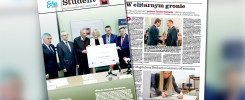 Grupa osób pozuje do zdjęcia z czekiem. Kluczowe obiekty: ludzie, czek, gazeta "Student".