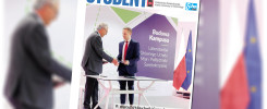 Dwóch mężczyzn podpisuje umowę. W tle flagi Polski i UE, napis "Budowa Kampusu".