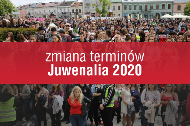 Tłum ludzi na ulicy. Na czerwonym tle napis "zmiana terminów Juwenalia 2020".