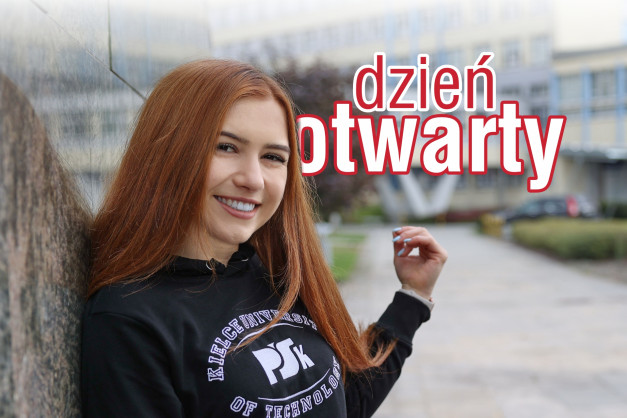 Uśmiechnięta rudowłosa dziewczyna w bluzie z kapturem z logo uczelni. Napis "Dzień otwarty".