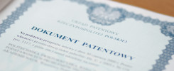 Dokument patentowy Urzędu Patentowego RP. Kluczowe obiekty: dokument, pieczęć, tekst. Kontekst: formalny, prawny.
