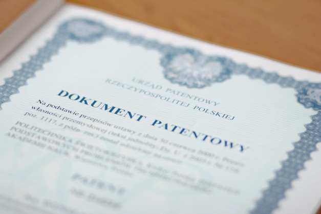 Dokument patentowy Urzędu Patentowego RP. Kluczowe obiekty: dokument, pieczęć, tekst. Kontekst: formalny, prawny.