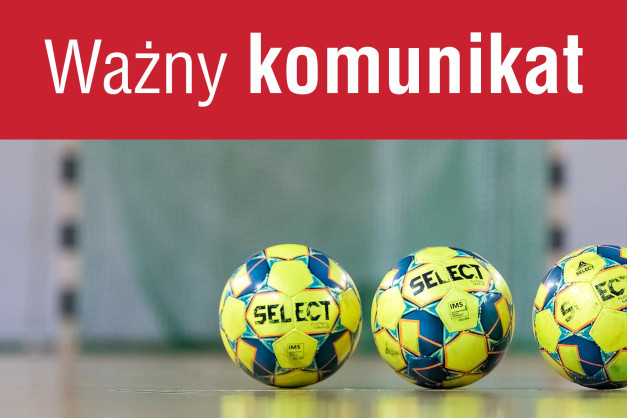 Trzy piłki do futsalu marki Select na hali sportowej. Napis "Ważny komunikat" na czerwonym tle.