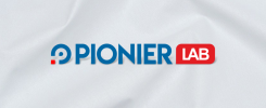 Logo "PIONIER LAB" w kolorze niebieskim i czerwonym, na białym tle z tkaniny.