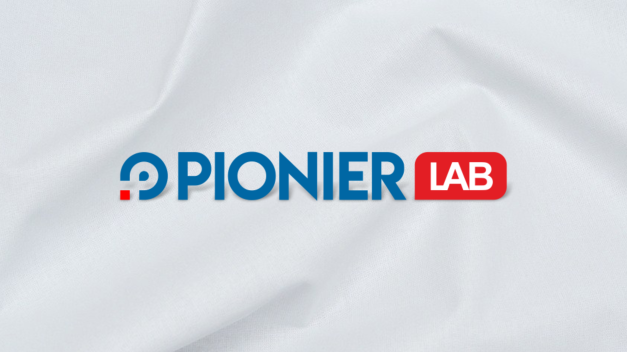 Logo "PIONIER LAB" w kolorze niebieskim i czerwonym, na białym tle z tkaniny.