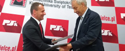 Dwóch mężczyzn w garniturach wymienia dokumenty. W tle logo Politechniki Świętokrzyskiej.