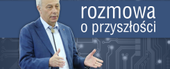 Mężczyzna w garniturze mówi, gestykulując. Na tle widnieje napis "rozmowa o przyszłości" i schemat obwodów drukowanych.