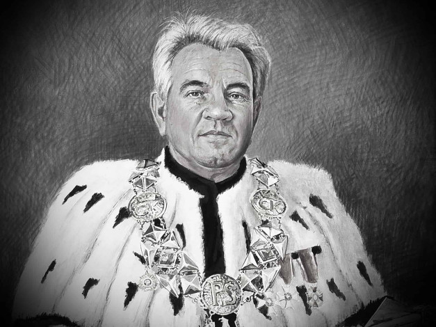 Portret mężczyzny w futrzanym płaszczu i łańcuchu z medalionami. Kluczowe obiekty: mężczyzna, futro, łańcuch, medaliony.