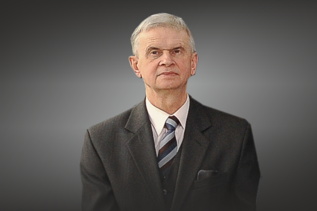 Portret starszego mężczyzny w garniturze i krawacie.