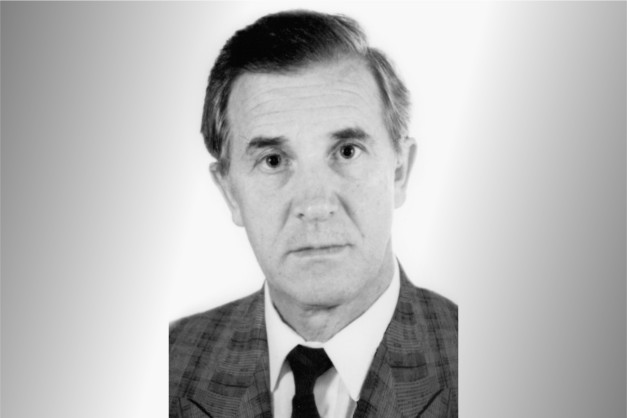 Portret mężczyzny w garniturze i krawacie. Tło gradientowe.