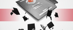 Dyplomy ukończenia studiów i rzucane w powietrze birety. Kontekst: ukończenie studiów.