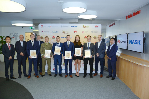 Grupa osób w garniturach i mundurze odbiera dyplomy. W tle logo NASK i Huawei.